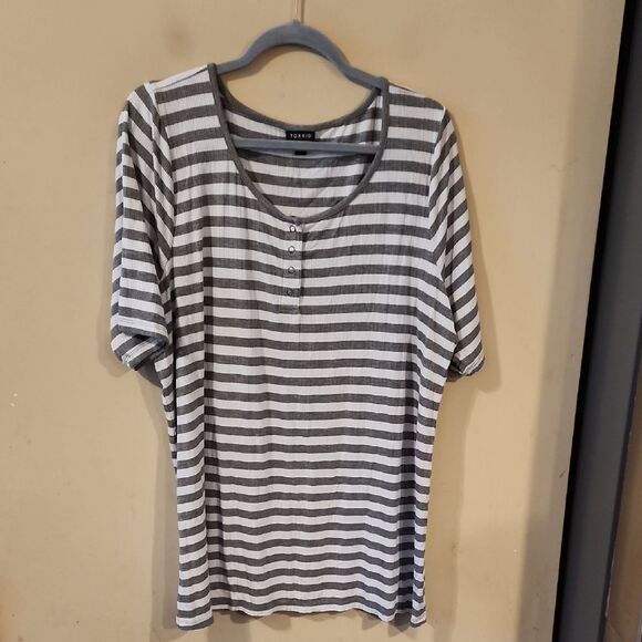 Torrid Relaxed Fit White and Blue Short Sleeve Tee - Picture 1 of 6